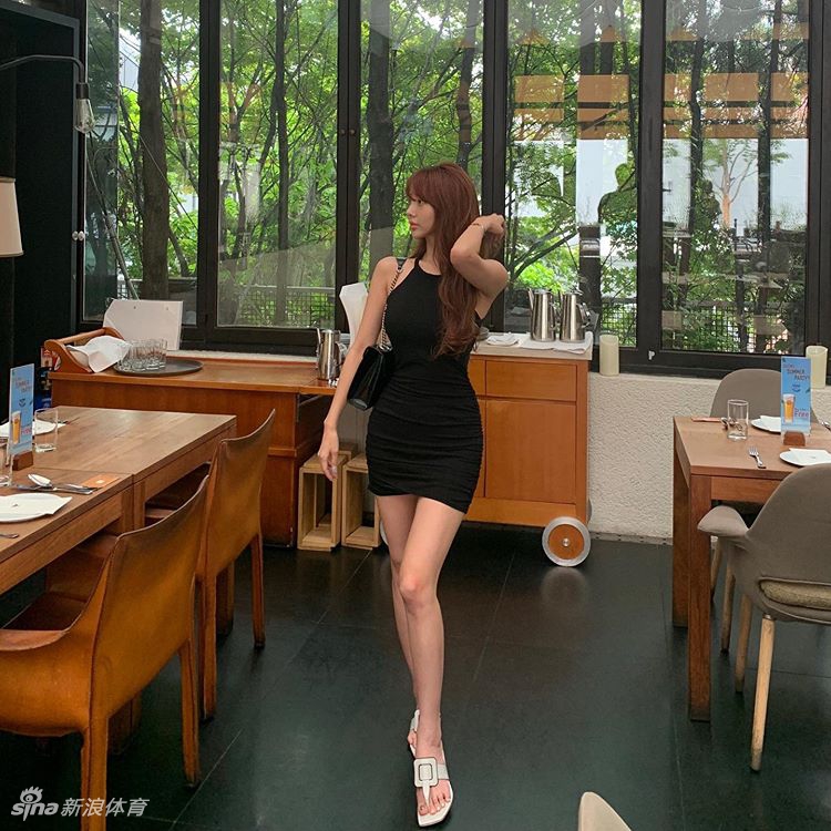 爱嘟嘴的网红美女身材高挑燃动夏日