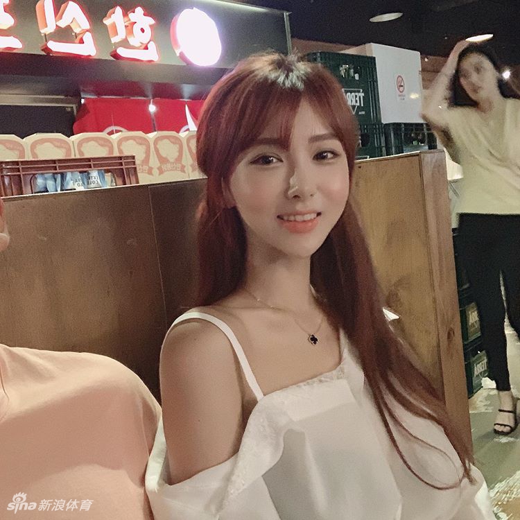 爱嘟嘴的网红美女身材高挑燃动夏日