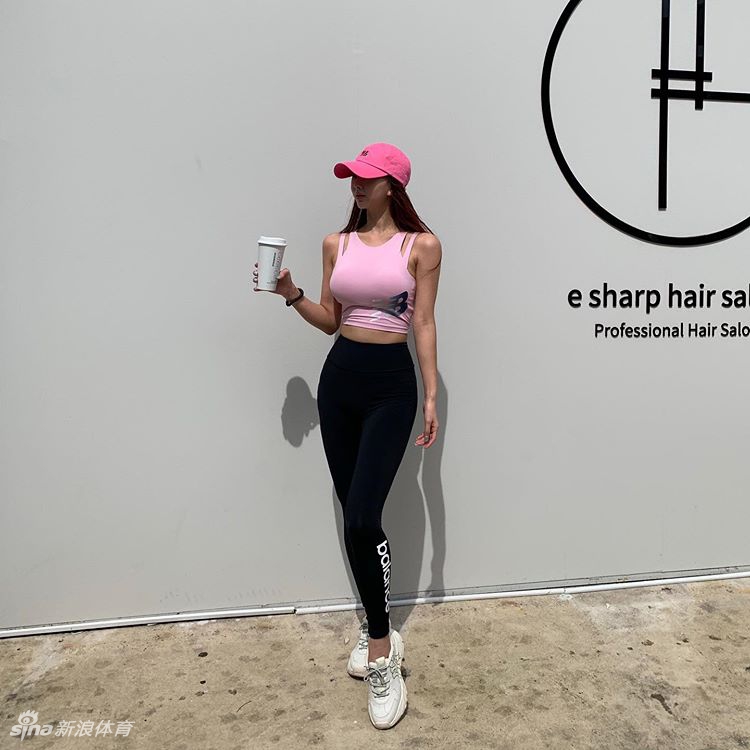 爱嘟嘴的网红美女身材高挑燃动夏日