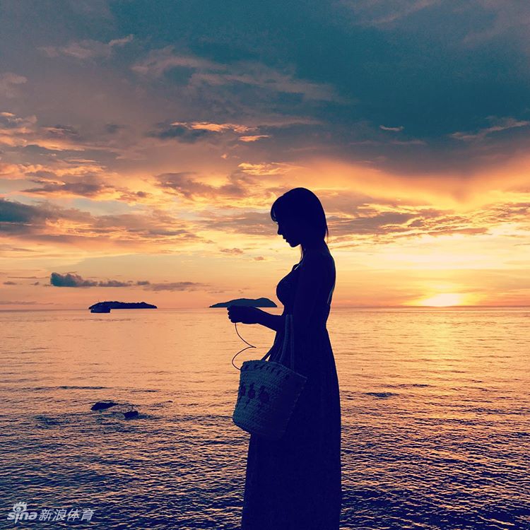 爱嘟嘴的网红美女身材高挑燃动夏日