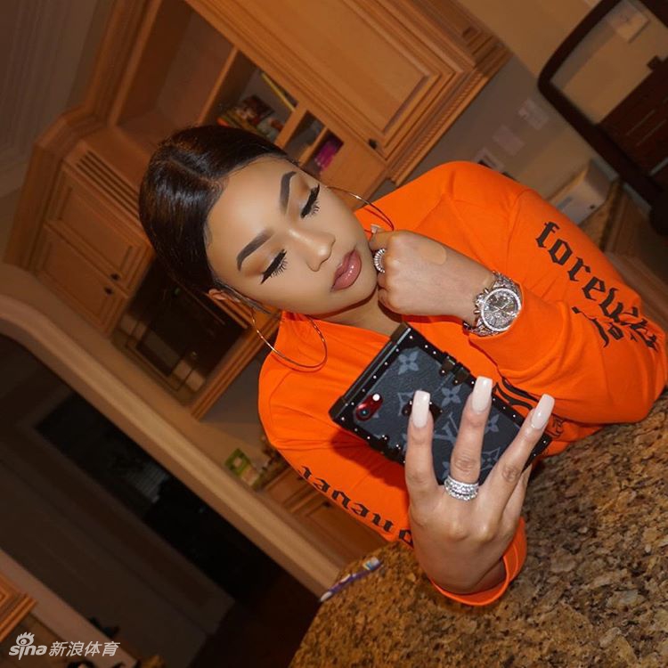 AI晒出爱女靓照祝其生日快乐 25岁满满成熟女人范儿