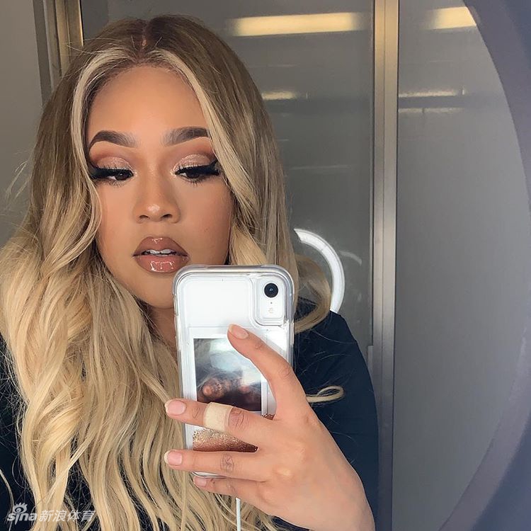 AI晒出爱女靓照祝其生日快乐 25岁满满成熟女人范儿