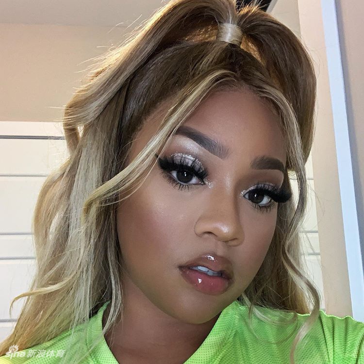 AI晒出爱女靓照祝其生日快乐 25岁满满成熟女人范儿