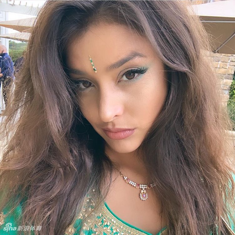 国王老板千金最新美照 眼神之中散发着异域风情