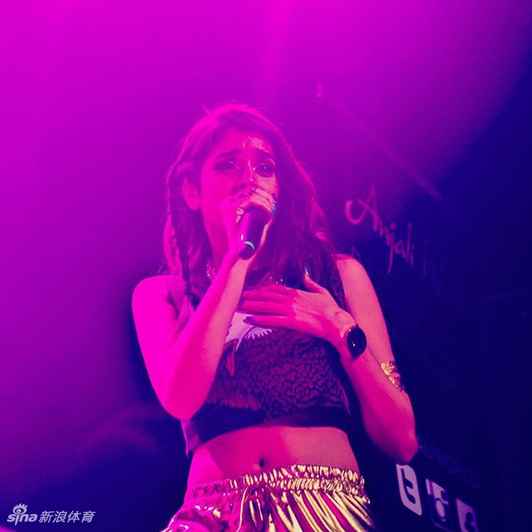 国王老板千金最新美照 眼神之中散发着异域风情