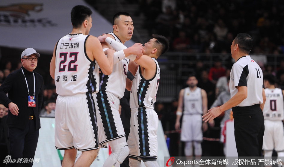 韩德君暴怒吃T！郭艾伦拉都拉不住