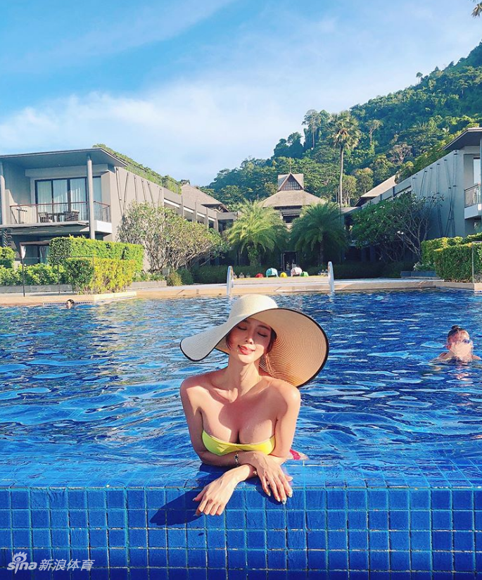 网红美女爱健身练就完美身材