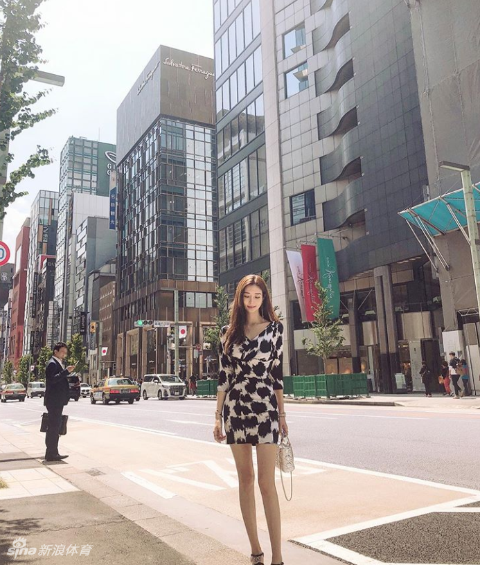 神仙颜值+蚂蚁腰！姑娘你过分了