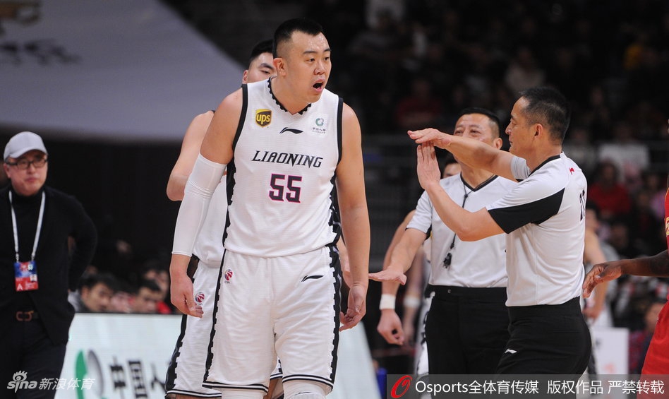 韩德君暴怒吃T！郭艾伦拉都拉不住