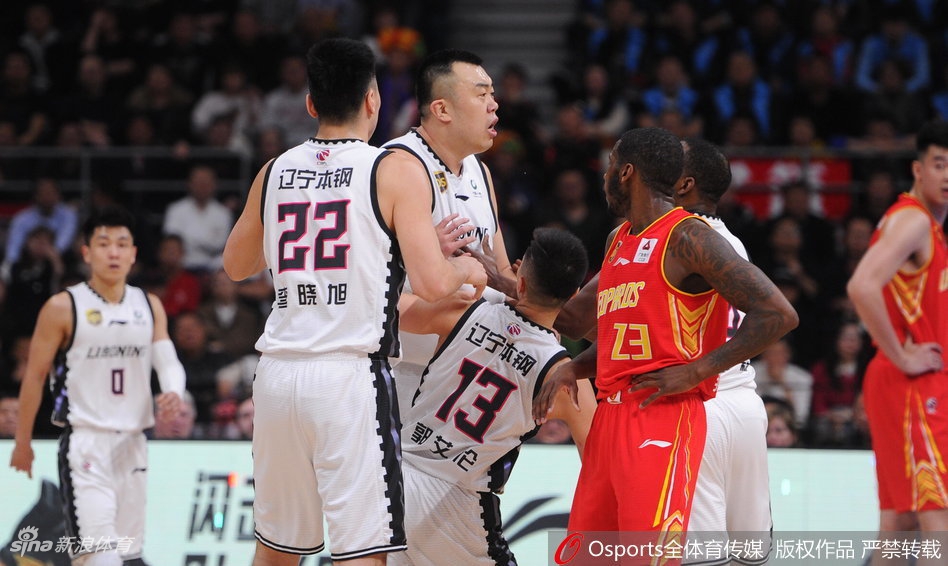 韩德君暴怒吃T！郭艾伦拉都拉不住