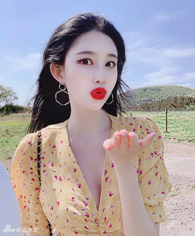 泳装美女清凉一夏秀曼妙身姿