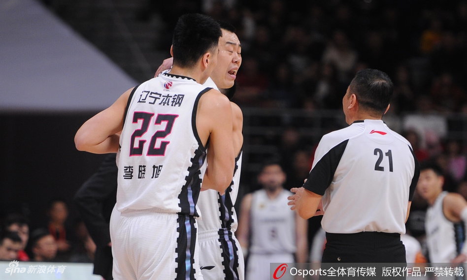 韩德君暴怒吃T！郭艾伦拉都拉不住