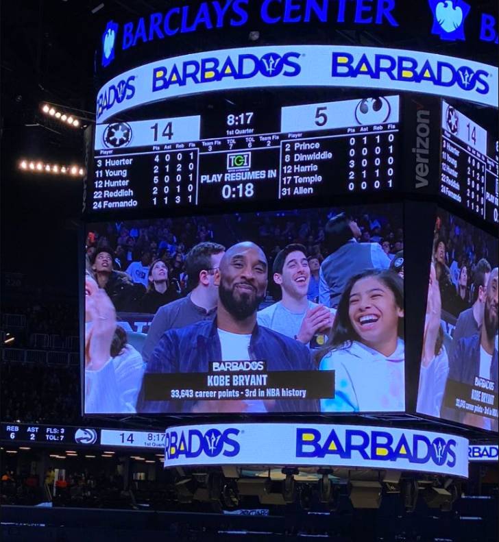 科比现身篮网主场看球 携爱女一同观战爱意满满