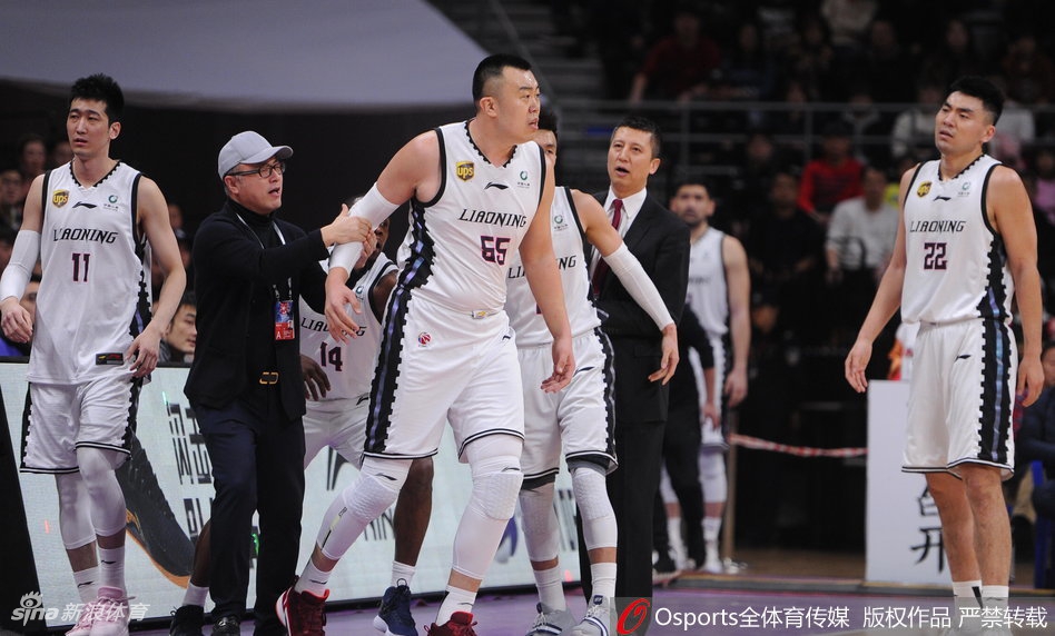 韩德君暴怒吃T！郭艾伦拉都拉不住