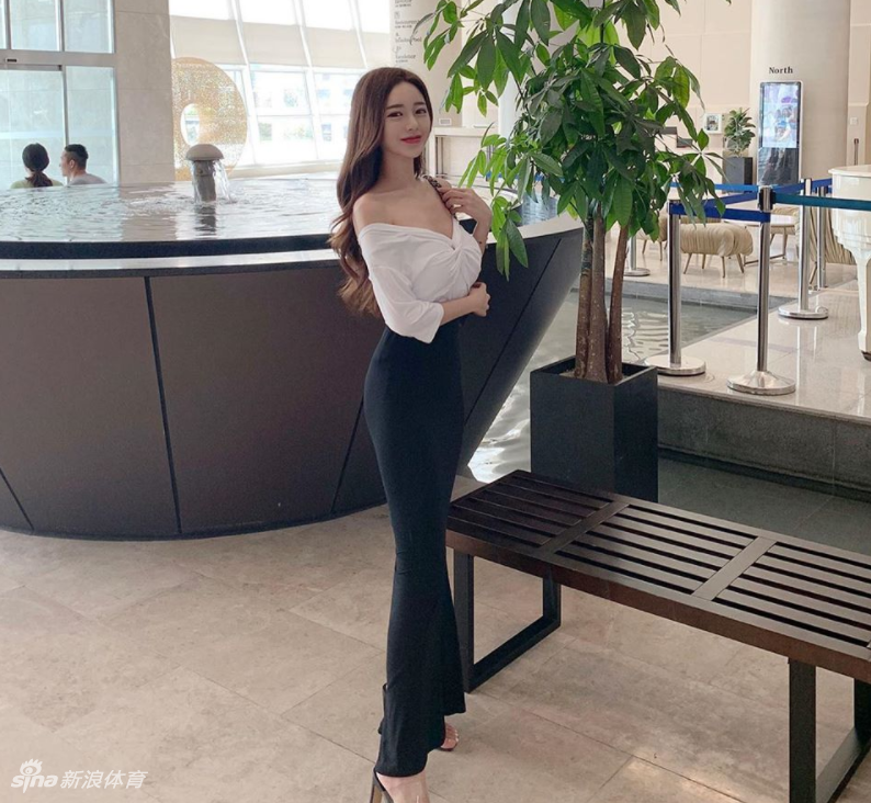 网红美女静坐海边风光无限