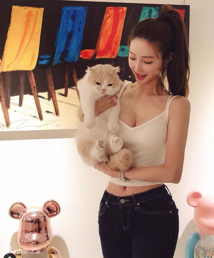 神仙颜值+蚂蚁腰！姑娘你过分了