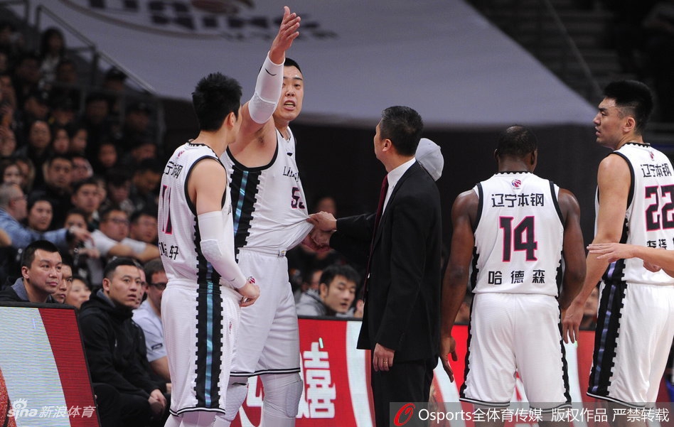 韩德君暴怒吃T！郭艾伦拉都拉不住