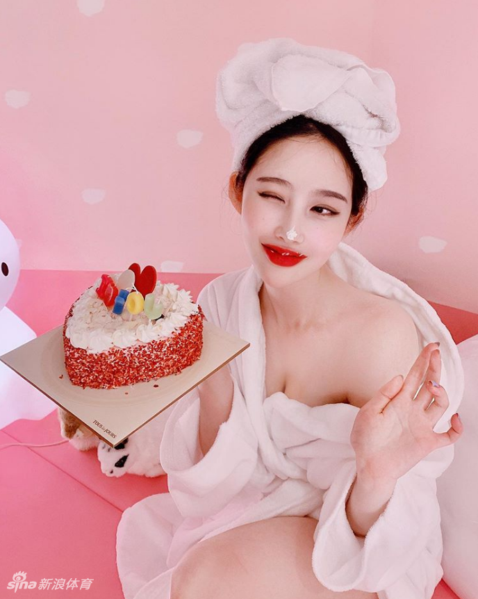 泳装美女清凉一夏秀曼妙身姿