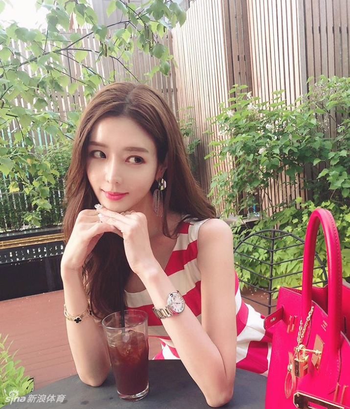 神仙颜值+蚂蚁腰！姑娘你过分了