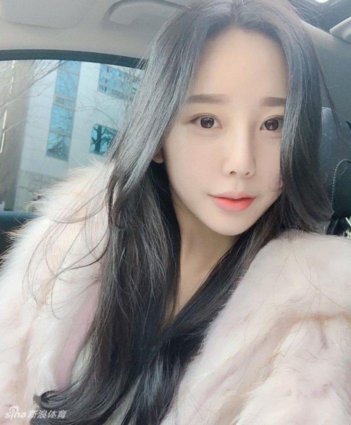 网红美女倒地完美身材若隐若现