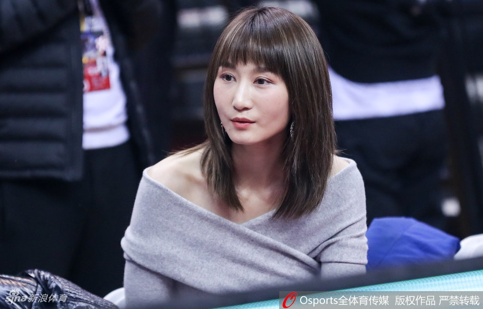 周鹏爱妻现场观战全明星露香肩