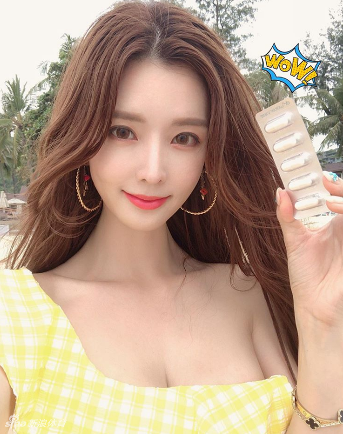 网红美女爱健身练就完美身材