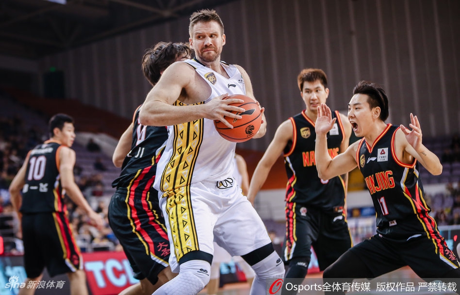 CBA第15轮精彩瞬间：阿联被犯规 郭艾伦倒地救球