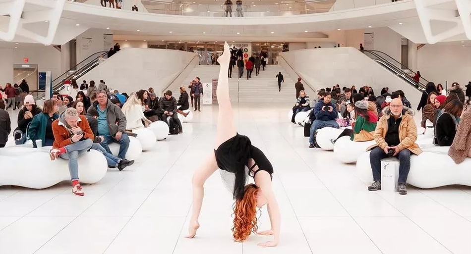 传说中的高级脸！篮网拉拉队长泳池边秀好身材，双眼释放万种风情