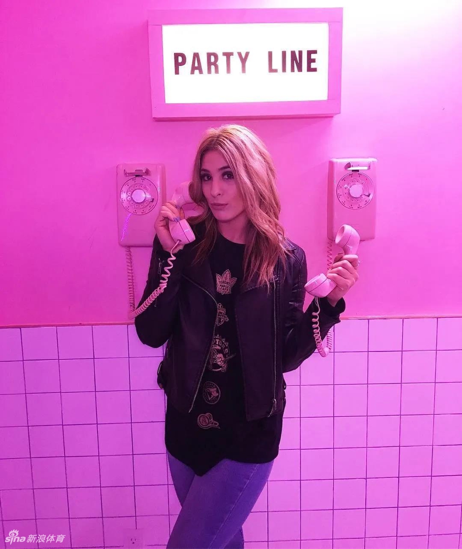 猛龙啦啦队员海边大秀绝美背影！阳光沙滩衬托下让人浮想联翩