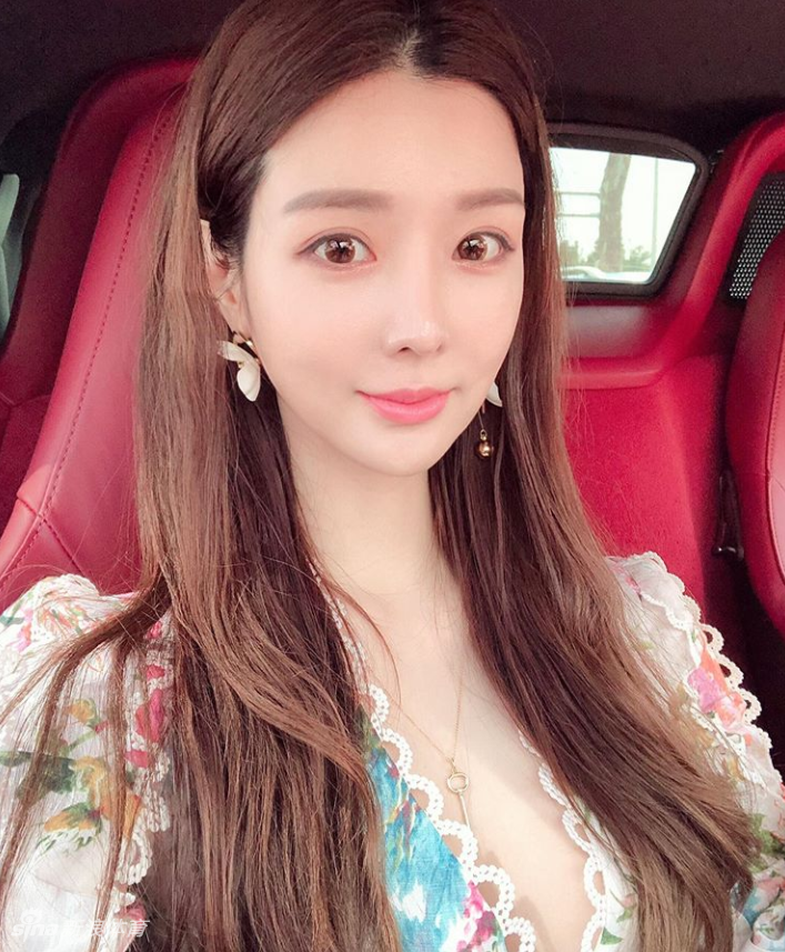 神仙颜值+蚂蚁腰！姑娘你过分了