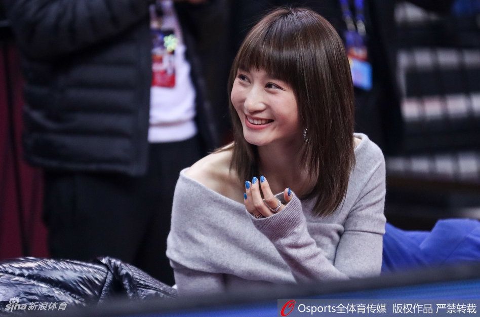 周鹏爱妻现场观战全明星露香肩