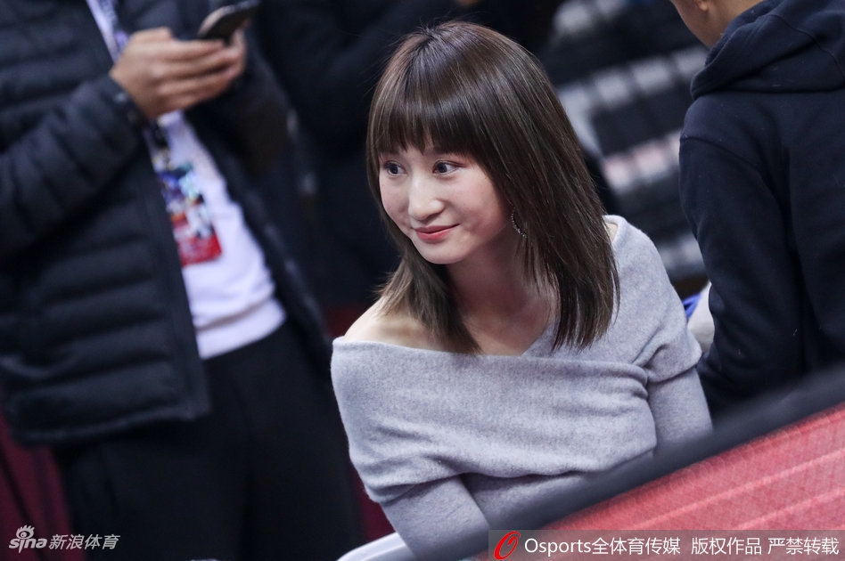 周鹏爱妻现场观战全明星露香肩