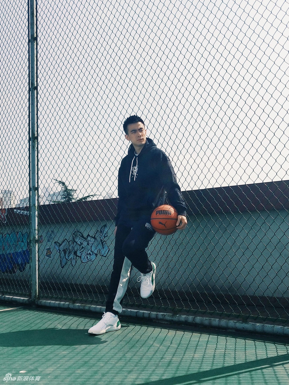 赵继伟全新帅照仿若邻家少年