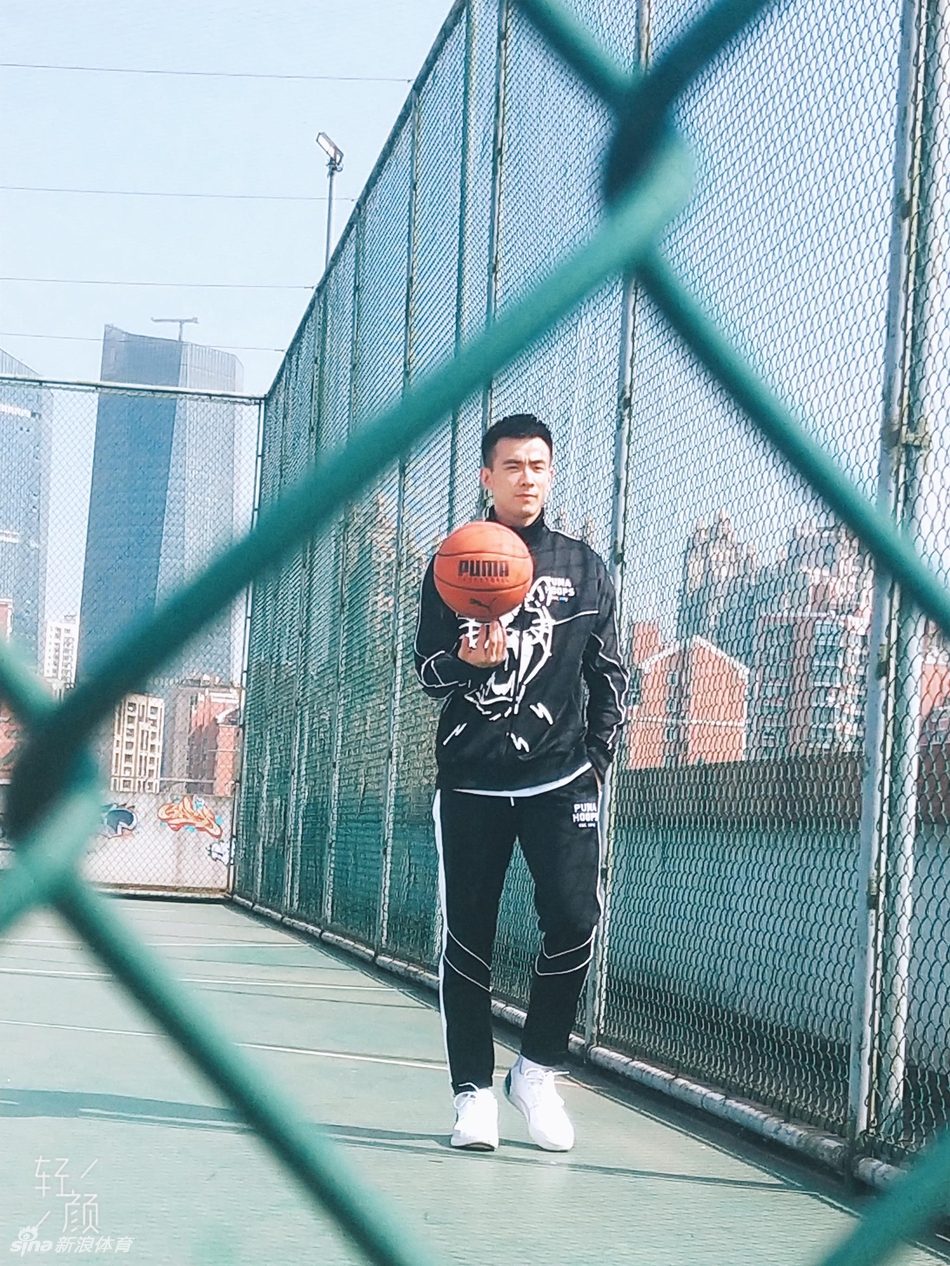 赵继伟全新帅照仿若邻家少年