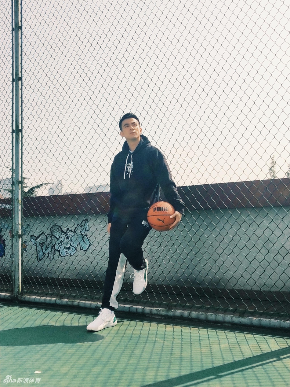 赵继伟全新帅照仿若邻家少年