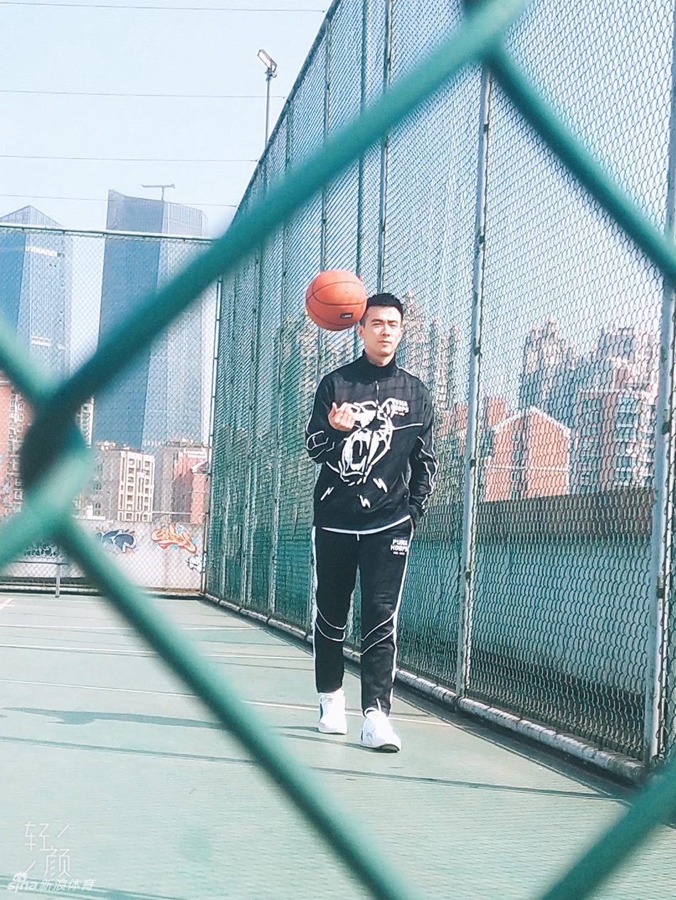 赵继伟全新帅照仿若邻家少年