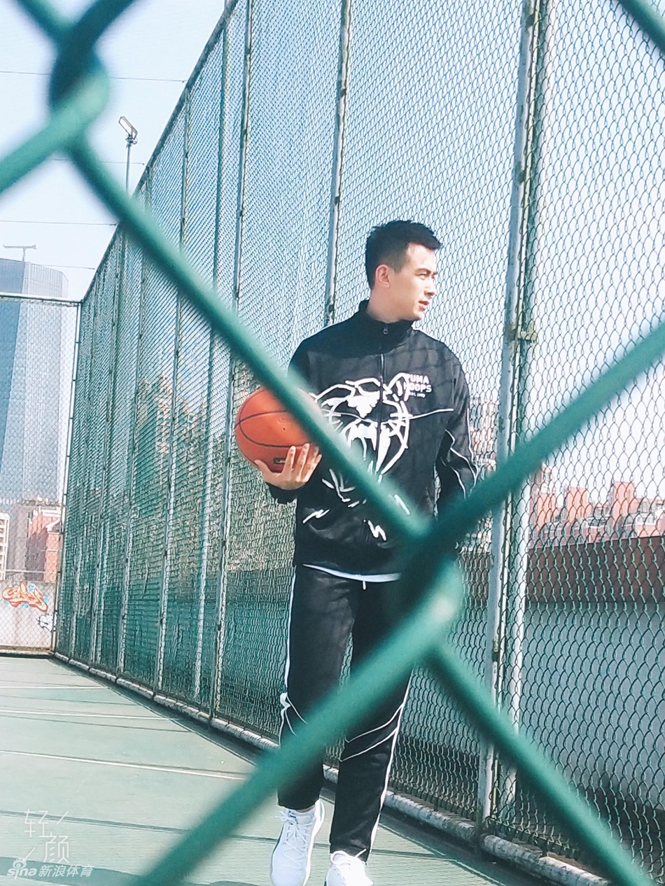 赵继伟全新帅照仿若邻家少年