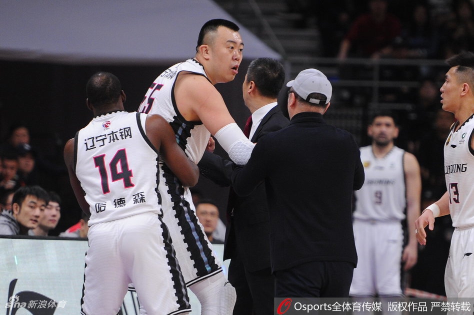 韩德君暴怒吃T！郭艾伦拉都拉不住