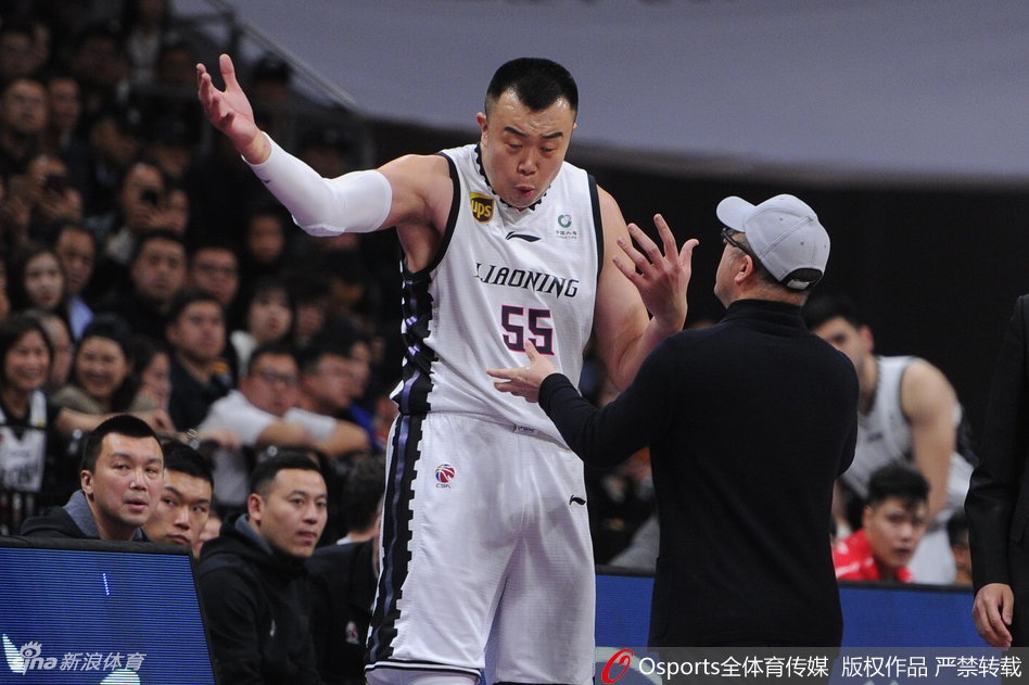 韩德君暴怒吃T！郭艾伦拉都拉不住