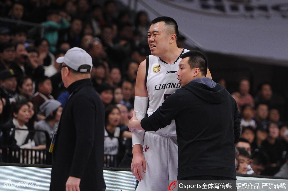 韩德君暴怒吃T！郭艾伦拉都拉不住