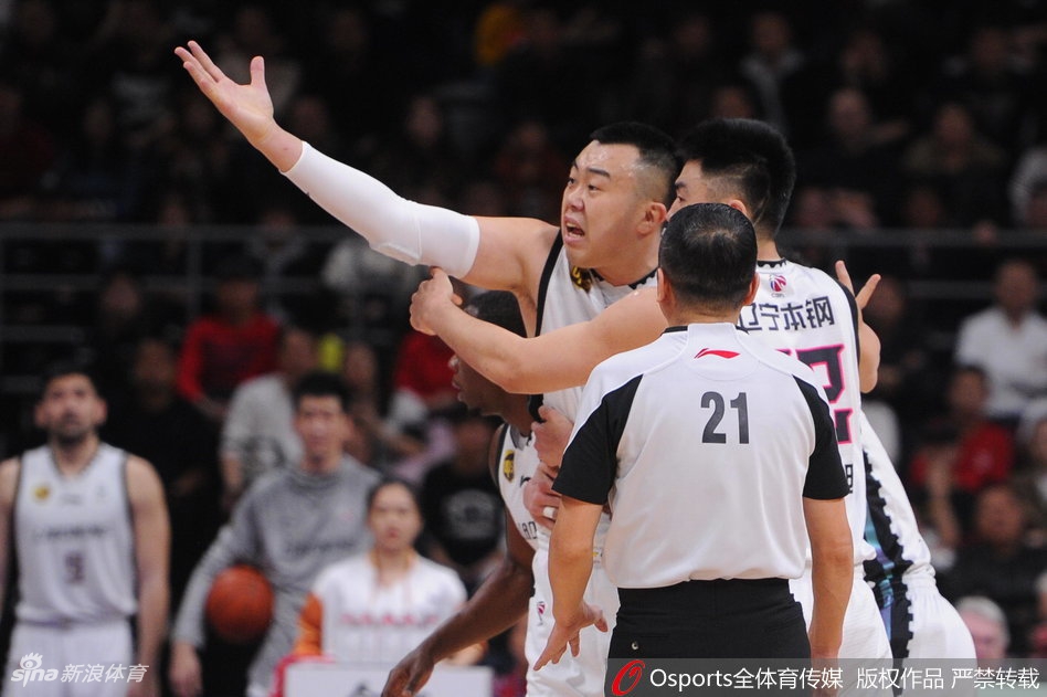 韩德君暴怒吃T！郭艾伦拉都拉不住