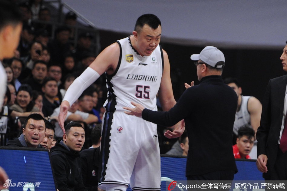 韩德君暴怒吃T！郭艾伦拉都拉不住