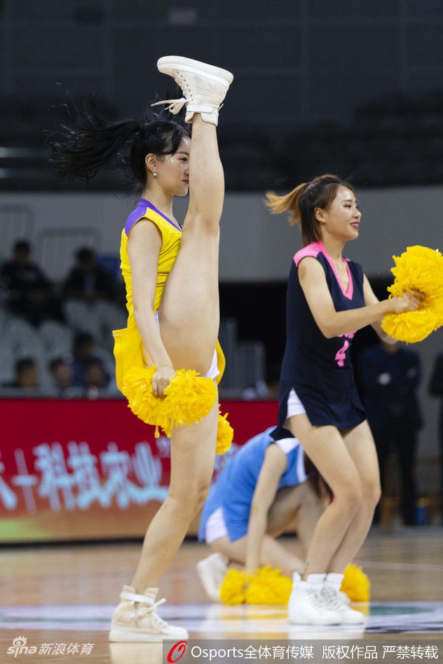 CBA季前赛-啦啦队倒地热舞性感销魂