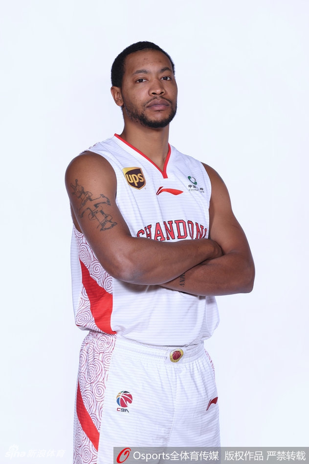 山东发布新赛季官方照片 莫泰人气爆棚