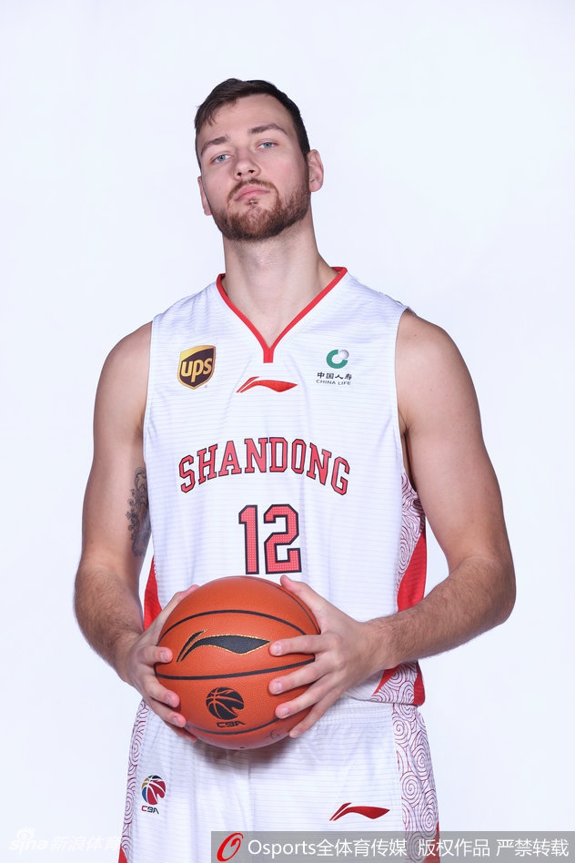 山东发布新赛季官方照片 莫泰人气爆棚