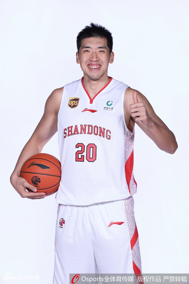 山东发布新赛季官方照片 莫泰人气爆棚