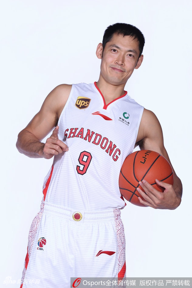 山东发布新赛季官方照片 莫泰人气爆棚