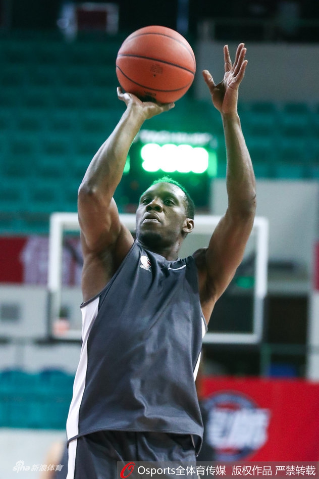 辽宁赛前训练 郭艾伦飘逸投篮秀帅气侧颜