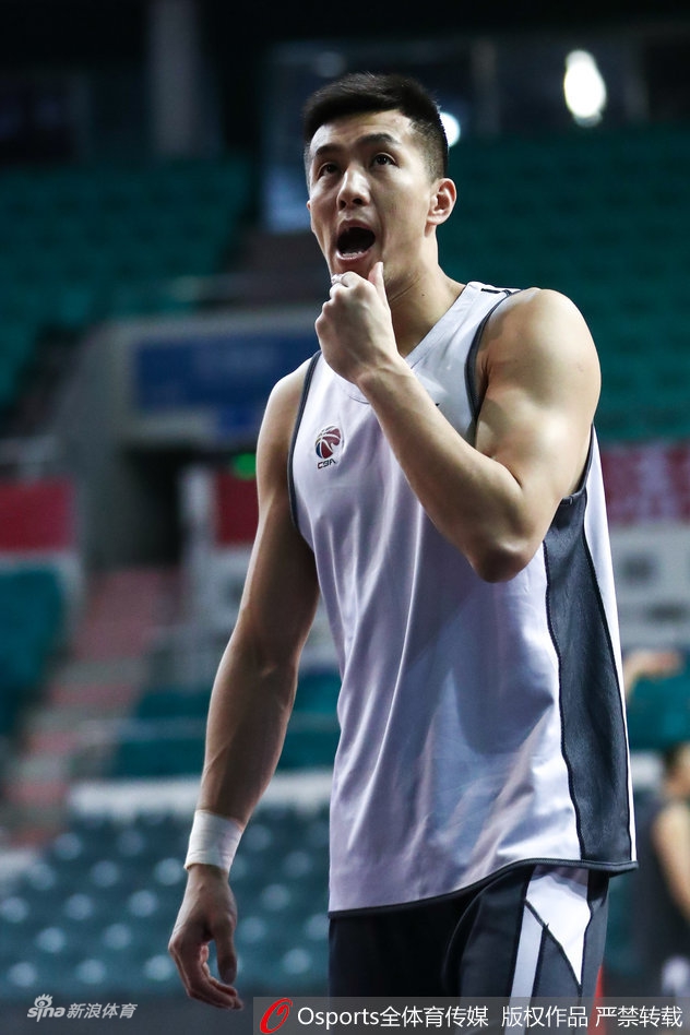 辽宁赛前训练 郭艾伦飘逸投篮秀帅气侧颜