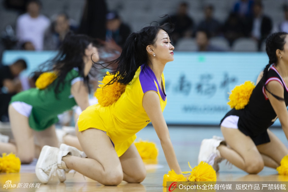 CBA季前赛-啦啦队倒地热舞性感销魂